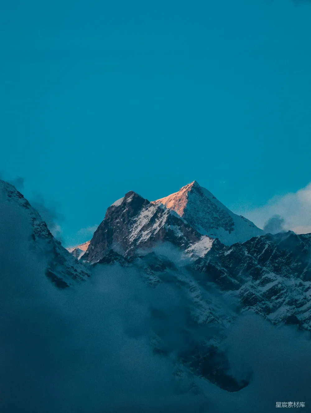 高清摄影  雪山沐浴在金色的日出光辉中。