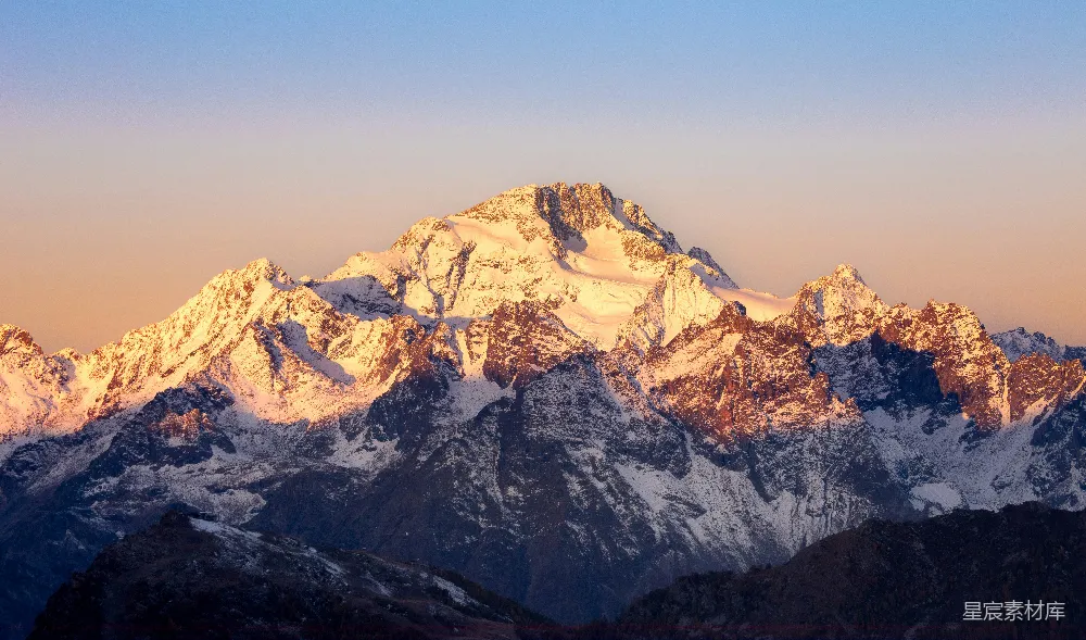 高清摄影 壁纸 旅行 自然 被初升太阳照亮的白雪覆盖的山峰。