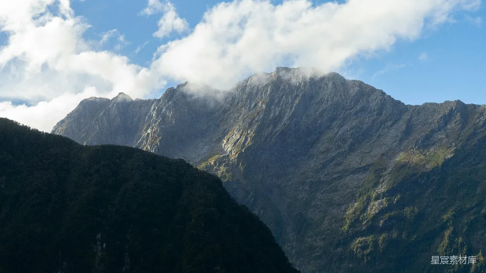 高清摄影  山峰部分被云层覆盖。