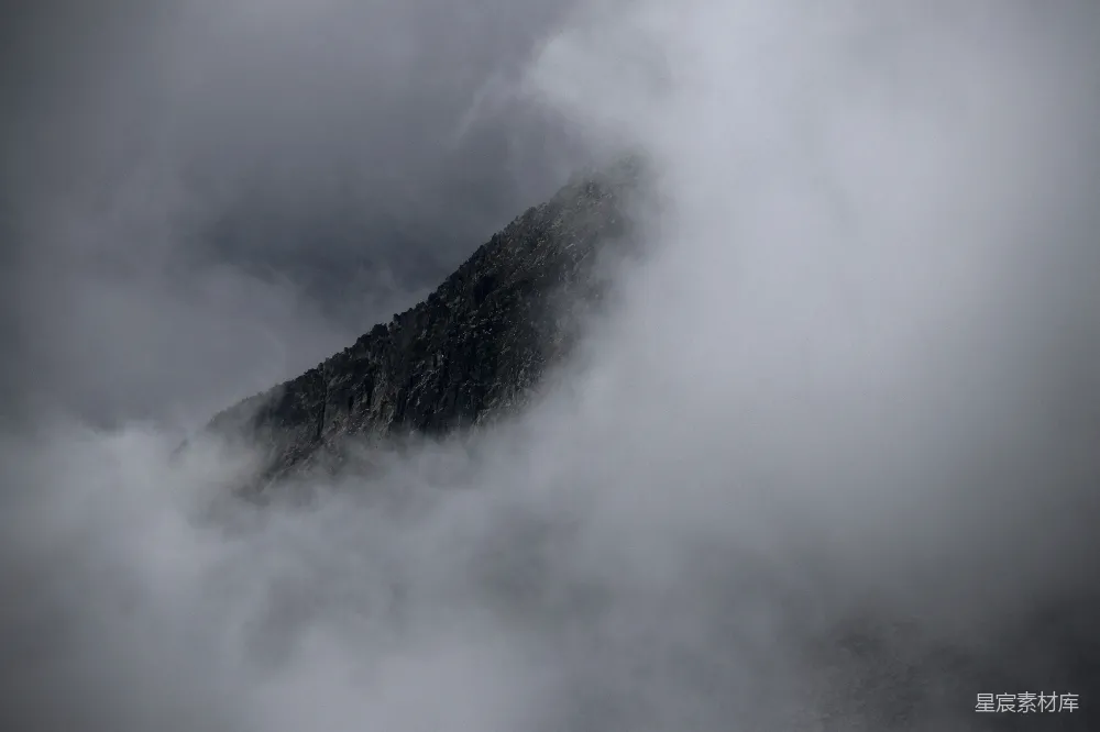 高清摄影 壁纸 自然 一座被云雾环绕的山