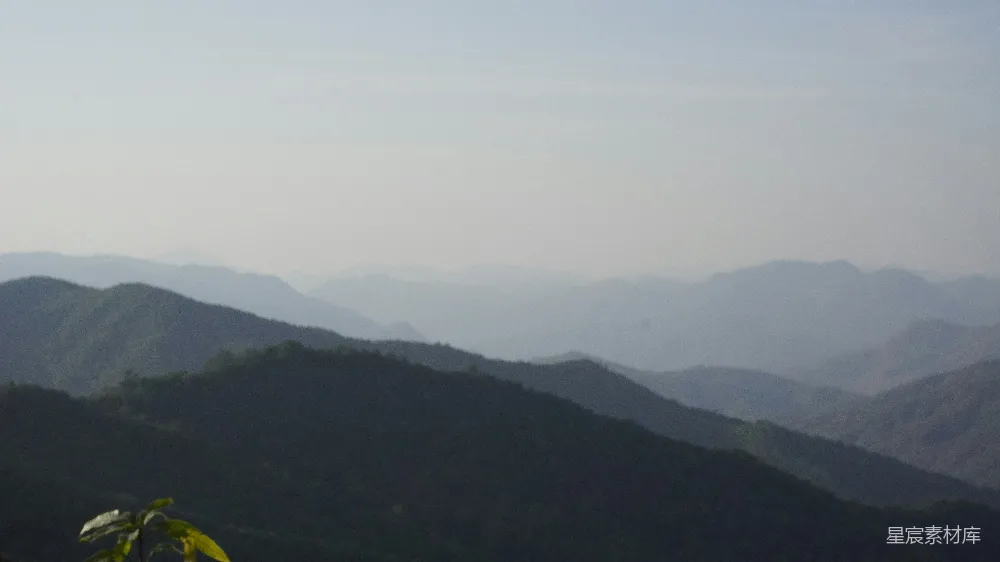 高清摄影  层层叠叠的山脉在朦胧的天空中渐渐消失。