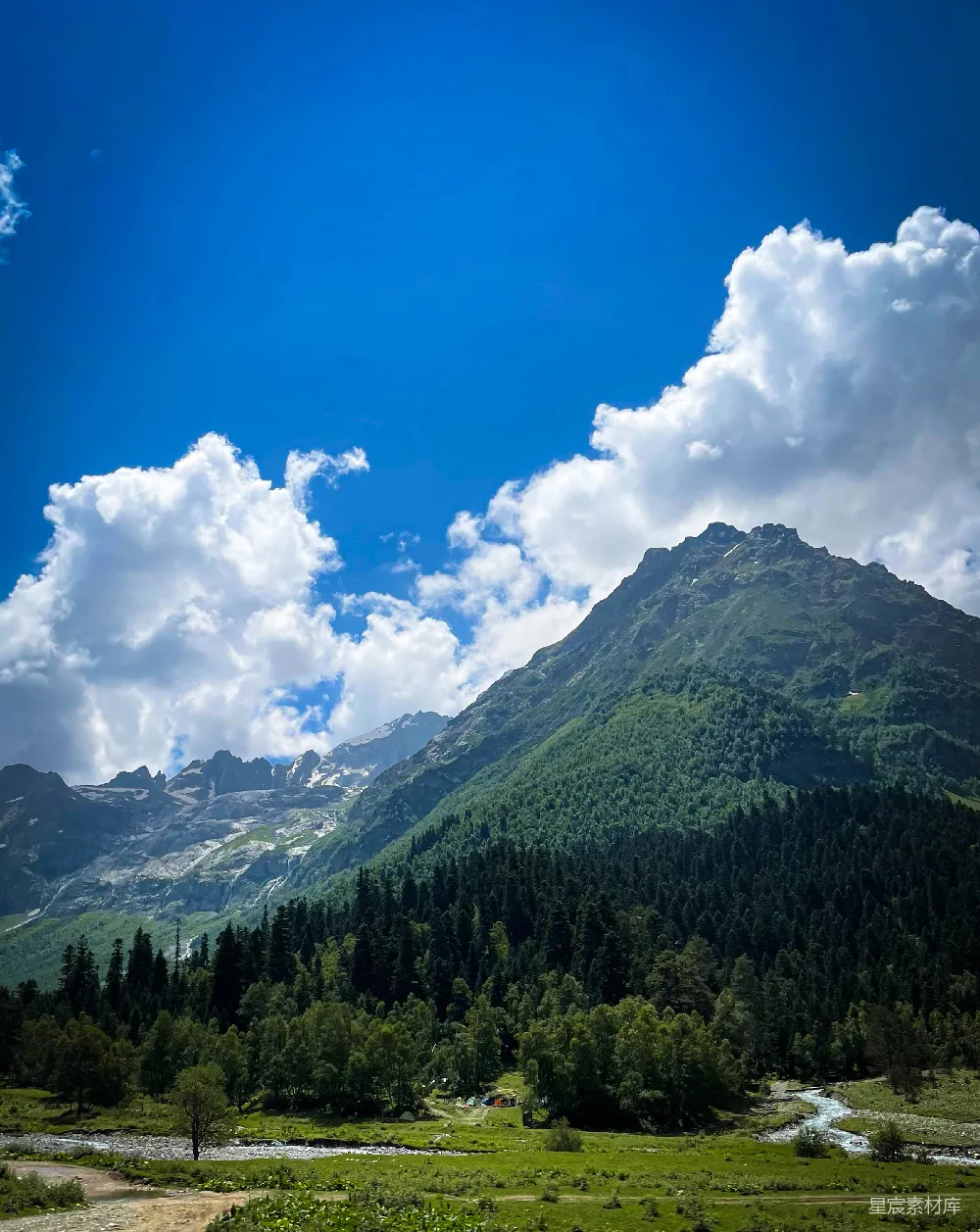 高清摄影  一片云雾缭绕的山脉风景