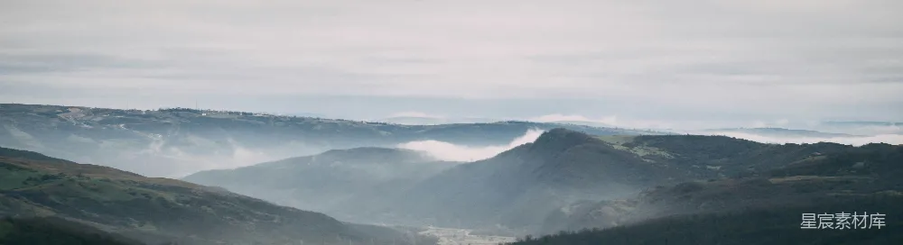 高清摄影  山谷景色，背景是山脉。