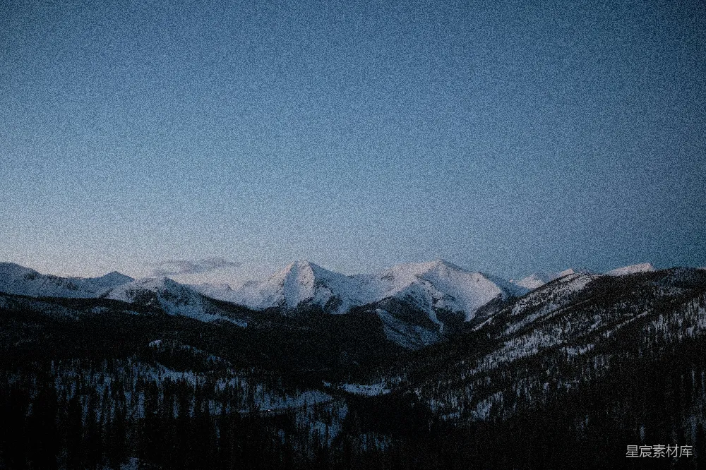 高清摄影  一座山脉，远处覆盖着积雪的山峰。