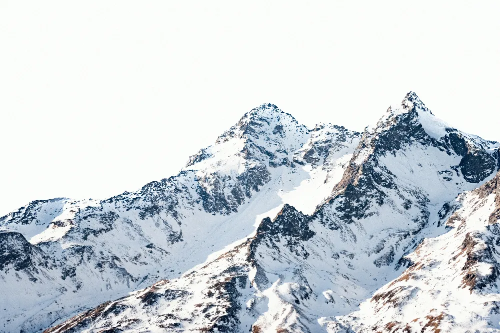 高清摄影 旅行 自然 壁纸 一个滑雪板运动员站在山顶上