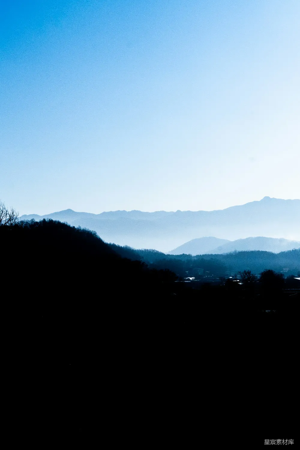 高清摄影  山脉远景，背景是蓝天。