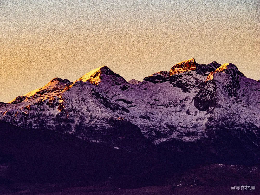 高清摄影  雪山在温暖的夕阳光辉下沐浴。