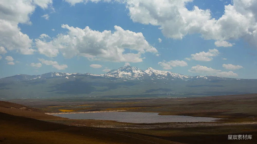 高清摄影 自然 壁纸 一座山脉的远景，前景中有一片湖泊。