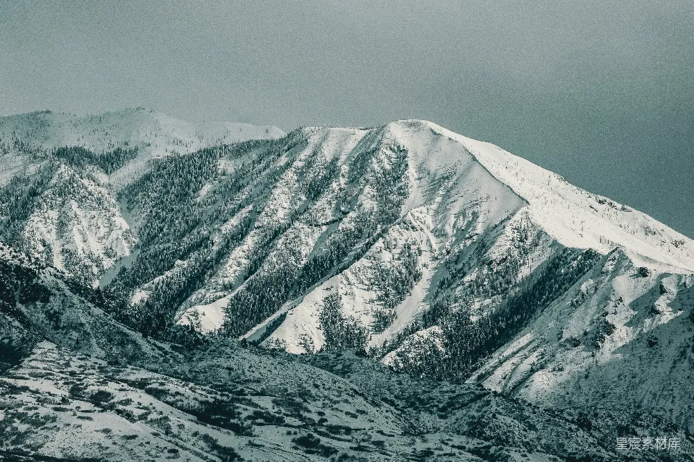 高清摄影 旅行 自然 壁纸 一座被雪覆盖的山峰，背景是天空。