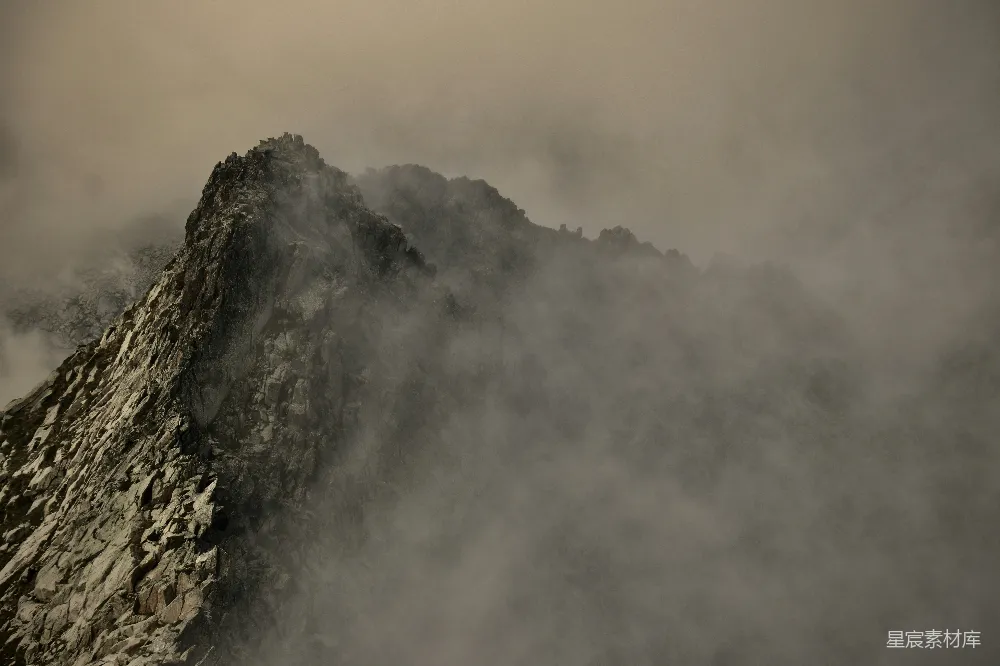 高清摄影 旅行 自然 壁纸 一座山上环绕着云雾。