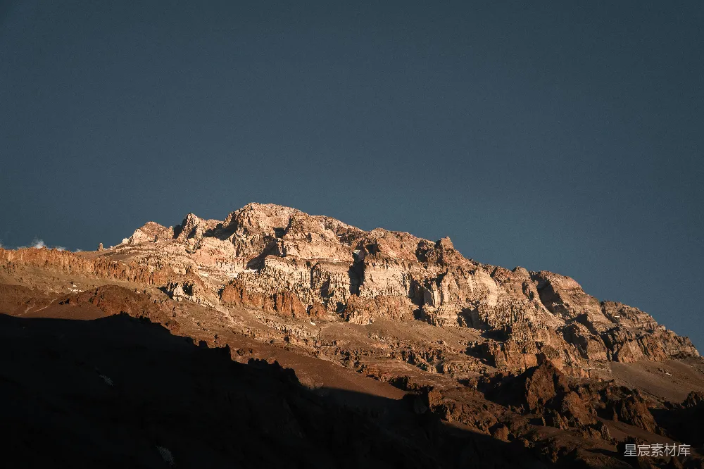 高清摄影 旅行 壁纸 自然 被雪覆盖的山峰，背景是乌云密布的天空。