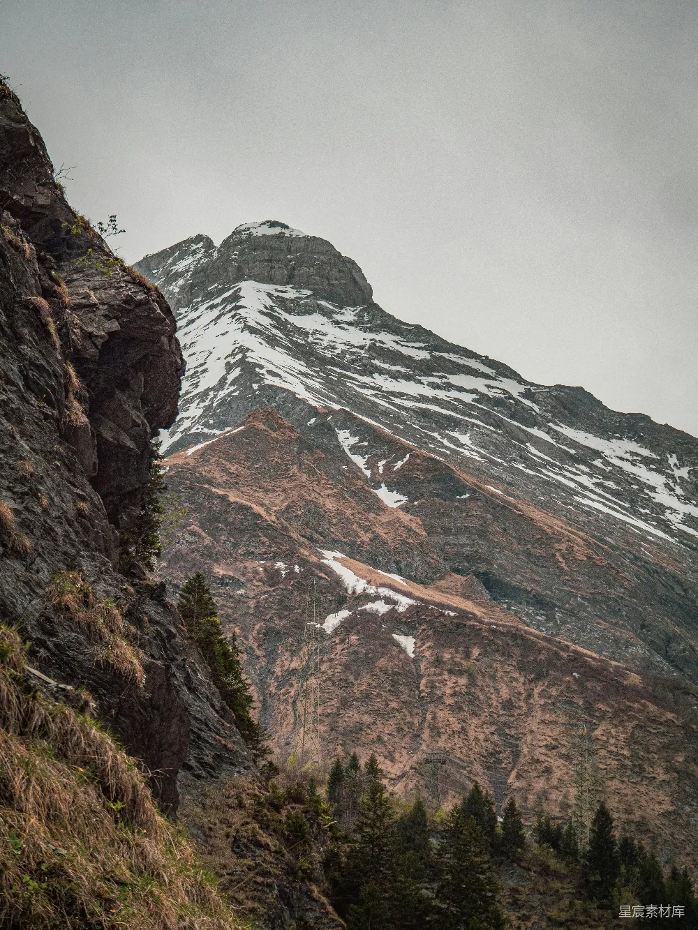 高清摄影  云层下的雪山
