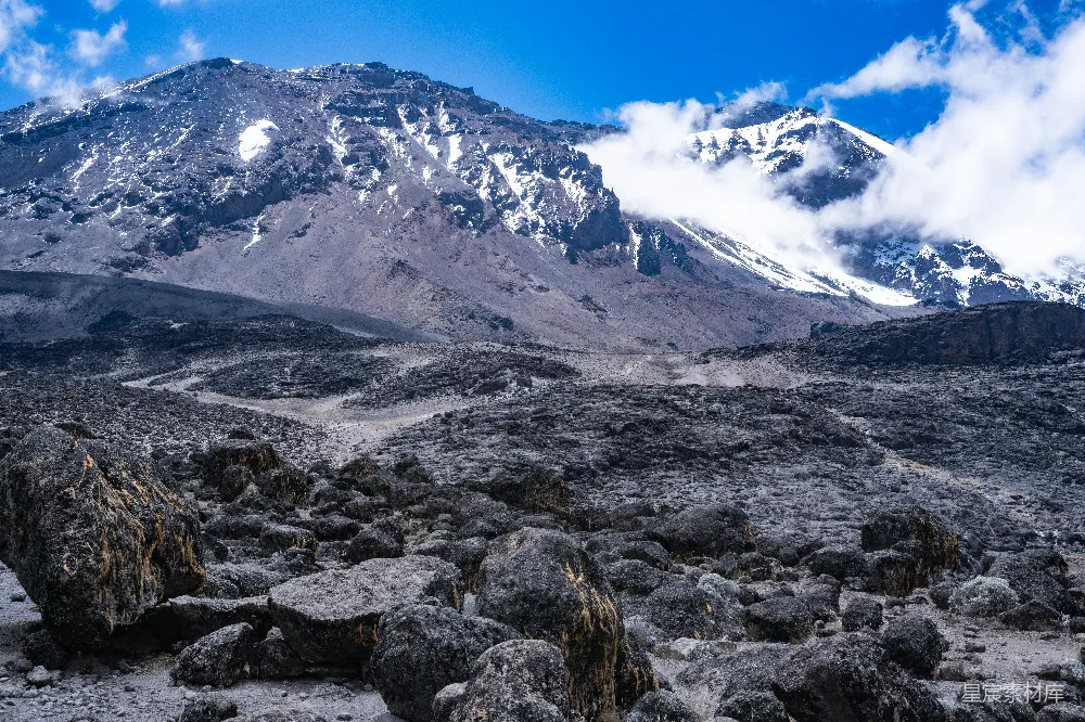 高清摄影  一个岩石区域，上面覆盖着雪山。