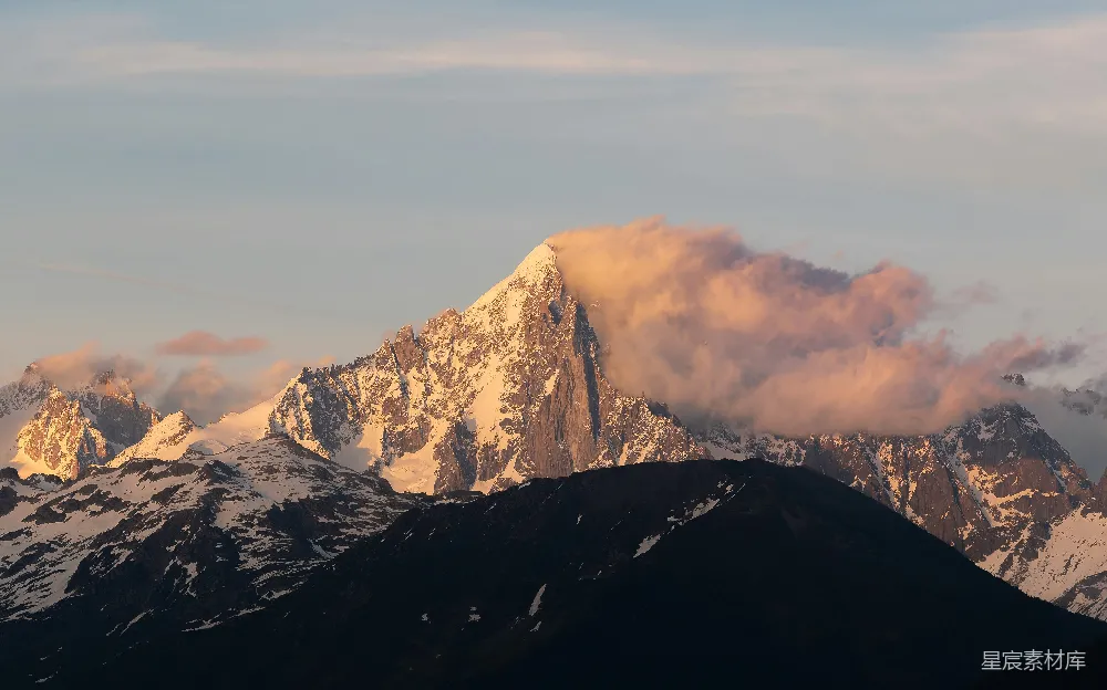 高清摄影  被夕阳照亮的白雪覆盖的山峰。