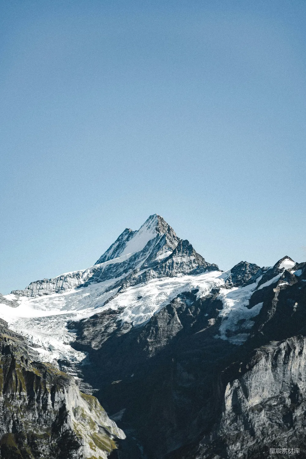 高清摄影 壁纸 旅行 白雪覆盖的山峰在清澈的蓝天之下。