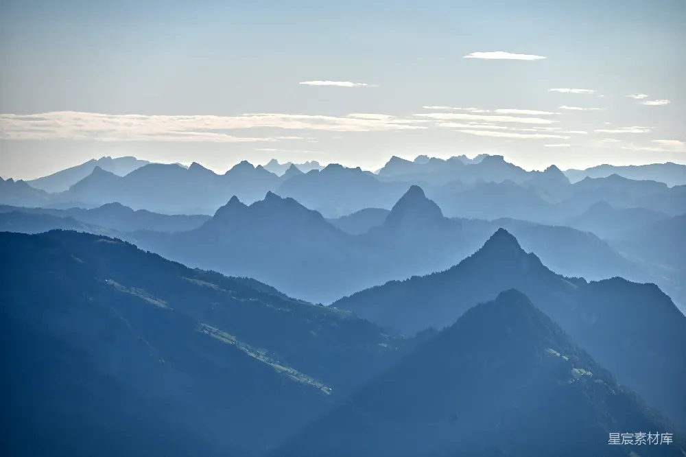 高清摄影  层叠的蓝色山峰在柔和的光线中