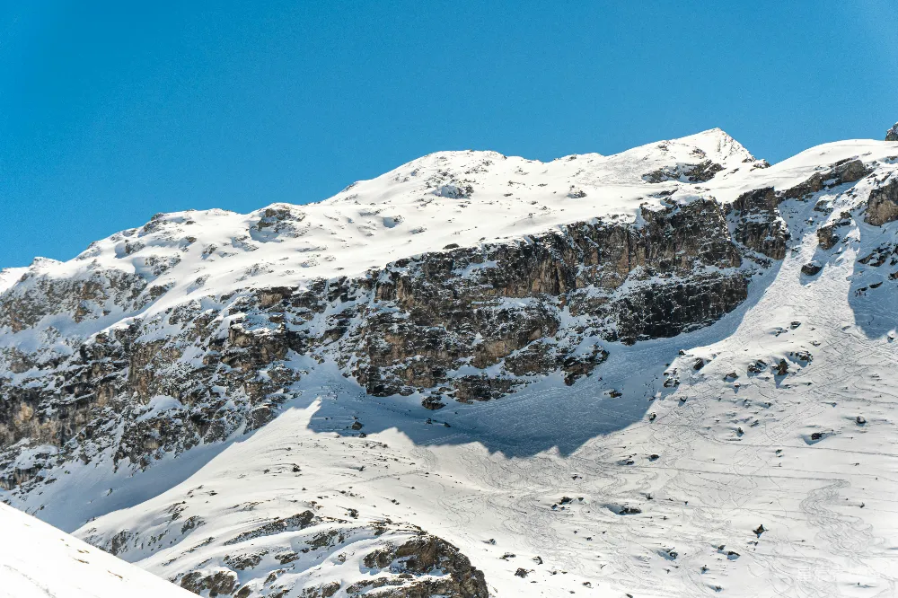 高清摄影  一个男人在雪覆盖的山边滑雪