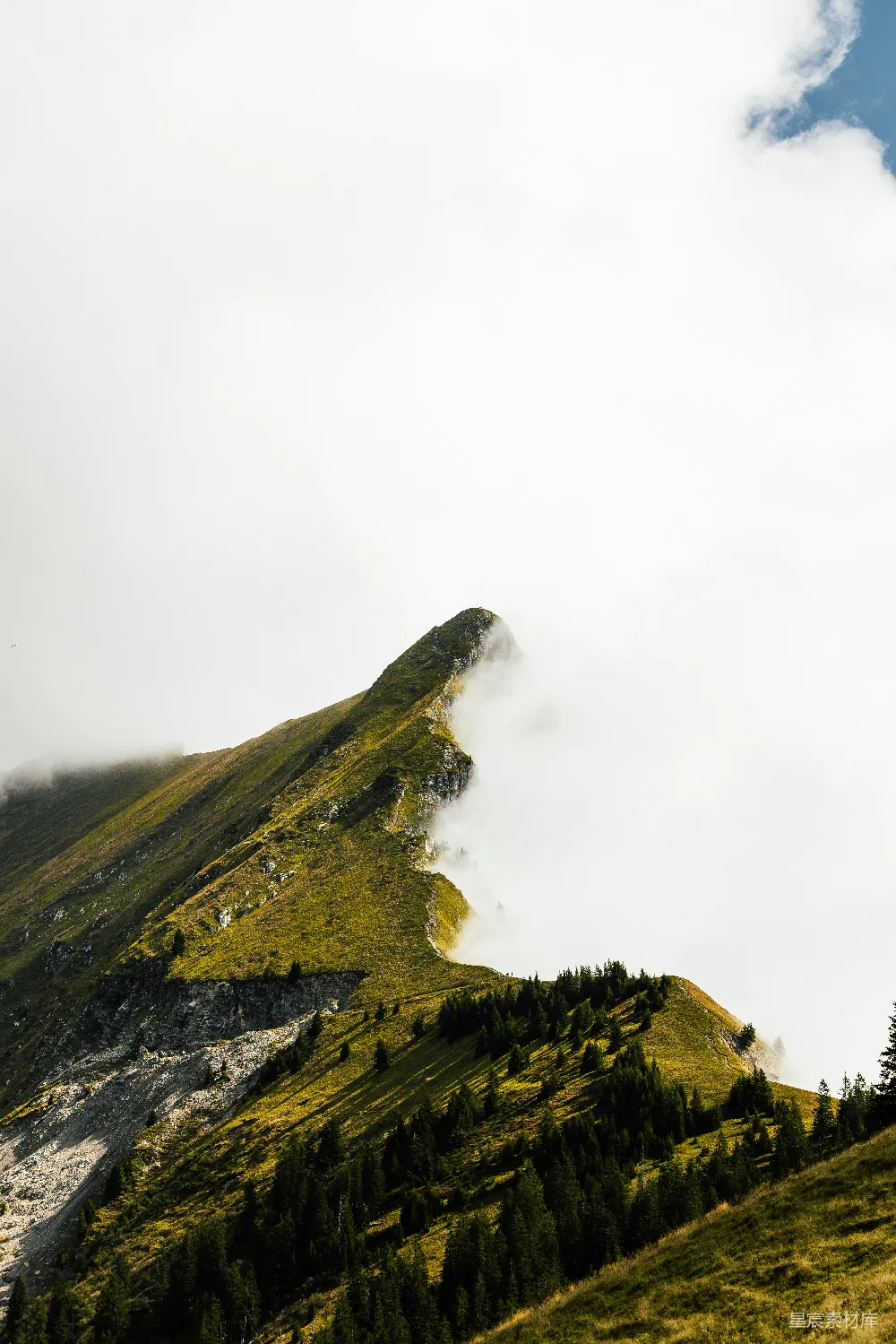 高清摄影 壁纸 自然 旅行 山脊从翻滚的云层中浮现出来