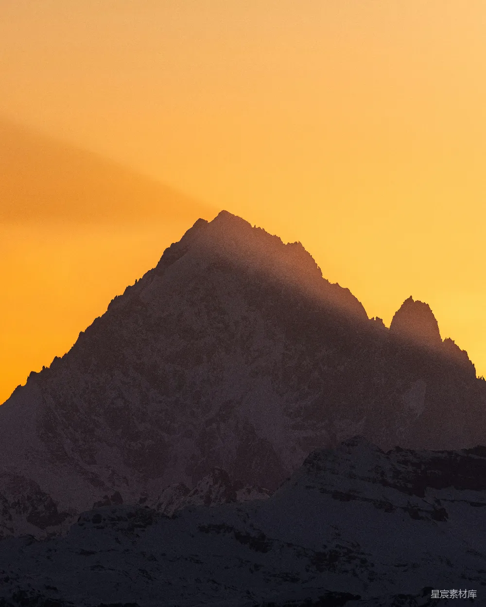 高清摄影 自然 白雪覆盖的山峰在橙色的夕阳下显得格外壮丽。