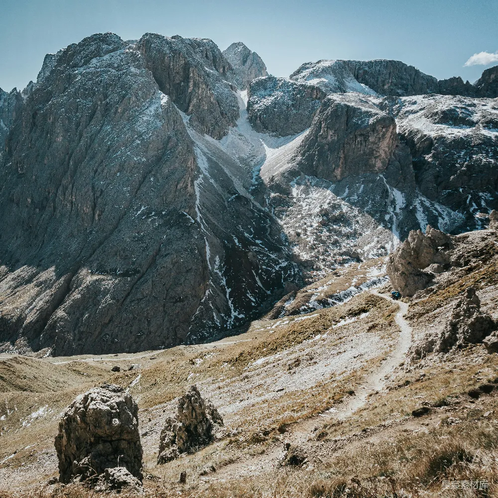 高清摄影 壁纸 旅行 自然 一座岩石山脉，山顶覆盖着积雪。