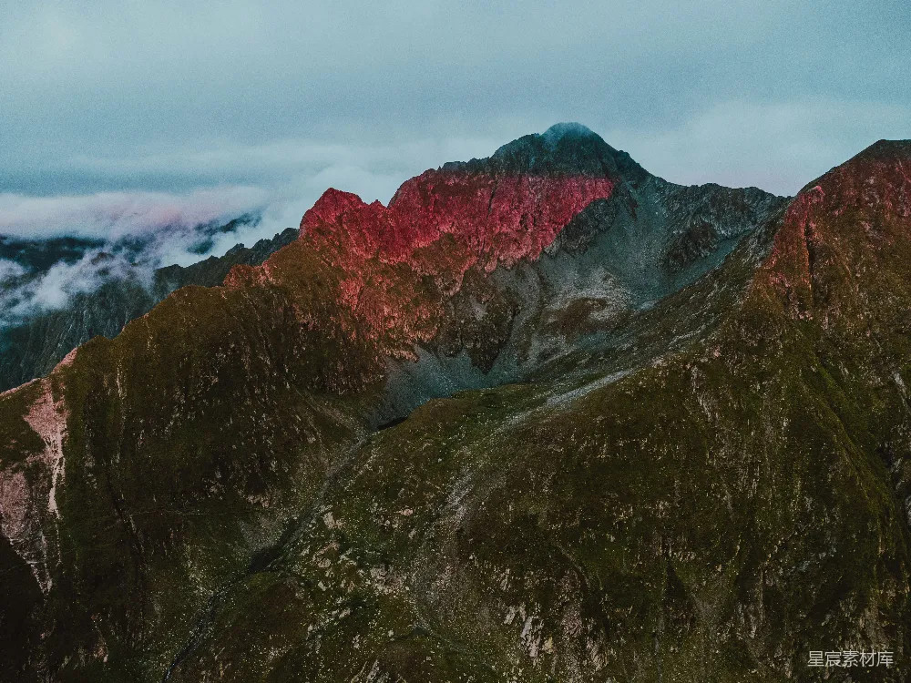 高清摄影 壁纸 一座红顶的山峰