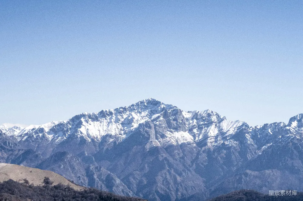 高清摄影  晴空下的积雪覆盖的山峰