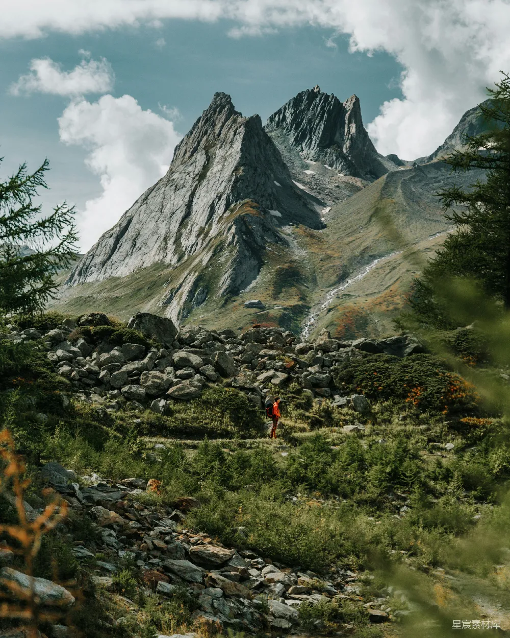 高清摄影  一个人走在山前的岩石小路上。
