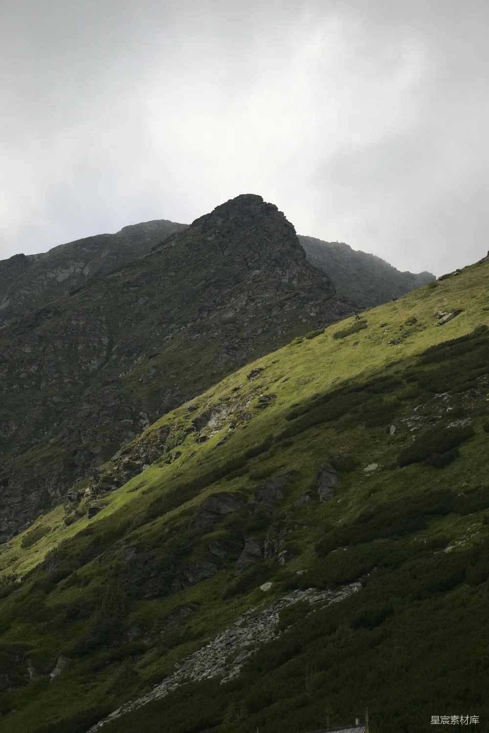 高清摄影  一座山峰，山下有一条峡谷。