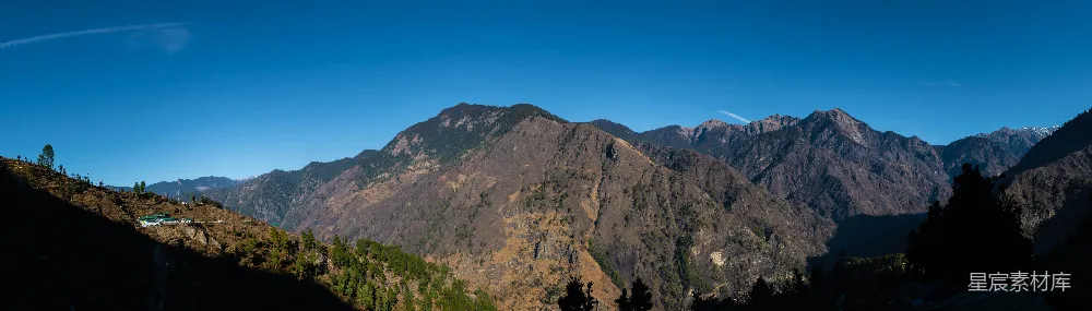 高清摄影 自然 白天，蓝天下的山上绿树成荫。