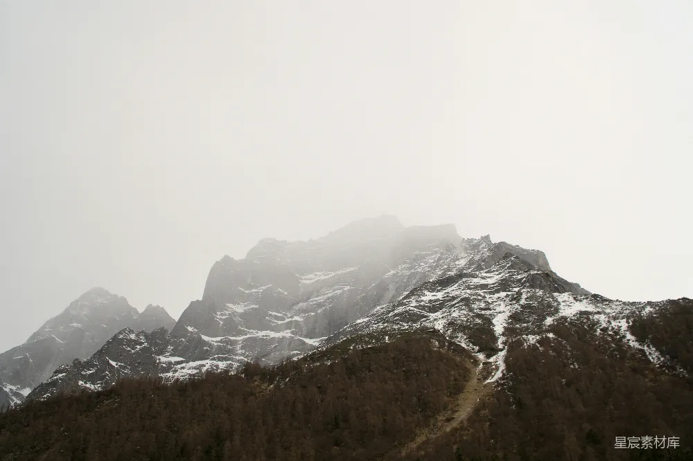 高清摄影  被雾气笼罩的雪山