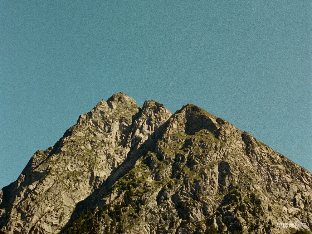 高清摄影  崎岖的山峰在清澈的蓝天映衬下