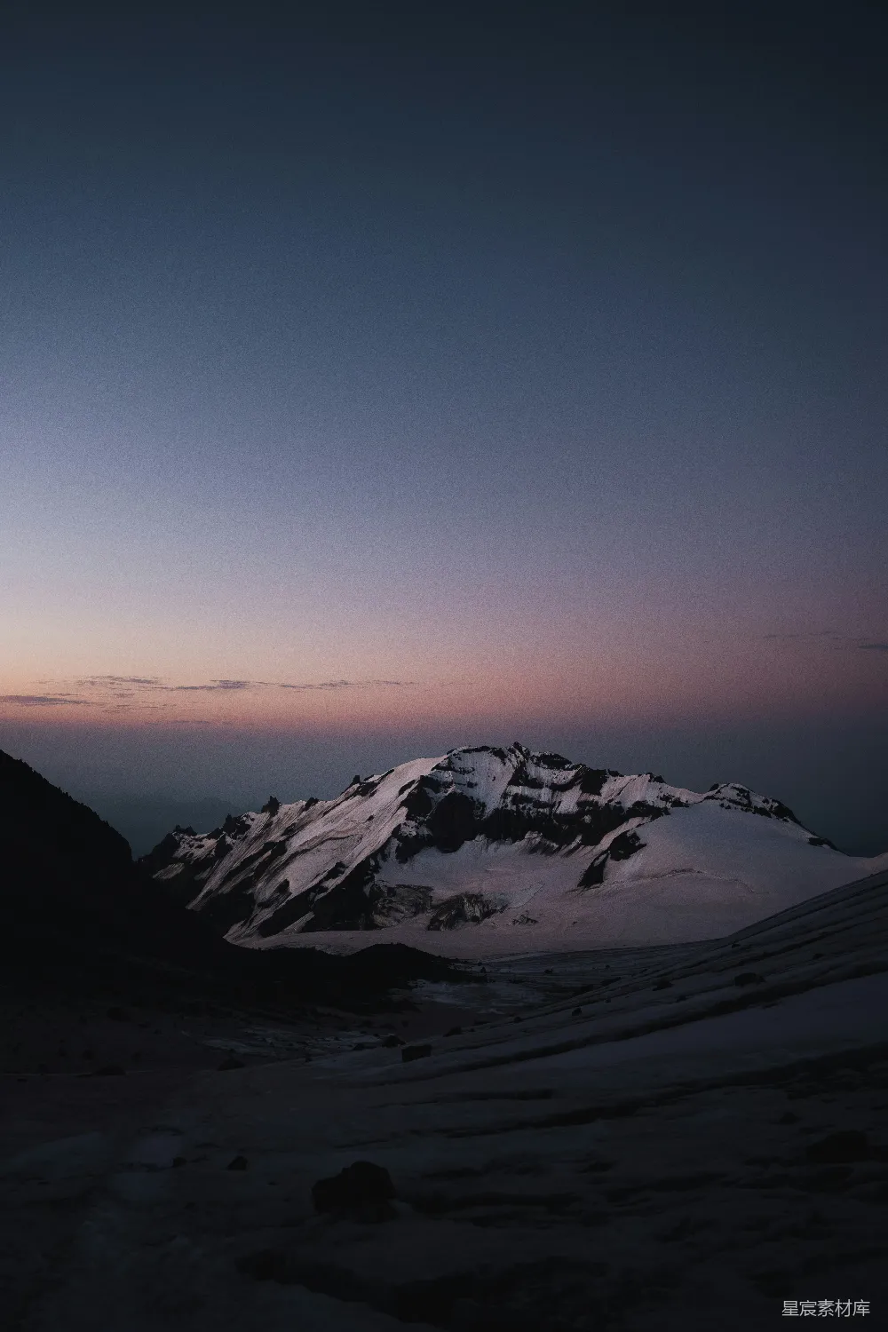 高清摄影 自然 实验性 壁纸 一座覆盖着积雪的山峰，背景是天空。