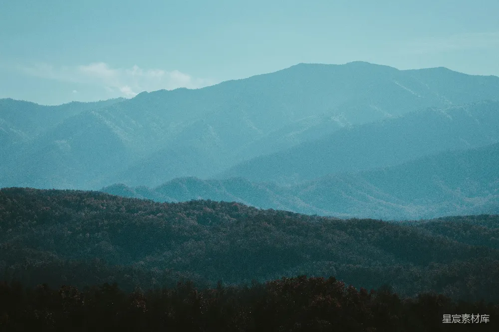 高清摄影 自然 一幅山峦的景色，前景是树木。