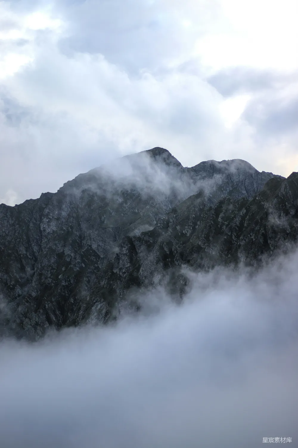 高清摄影  一座山峰，云雾缭绕其下