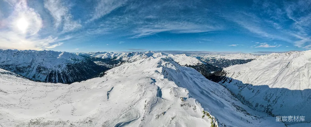 高清摄影  蓝天下的白雪覆盖的山峰