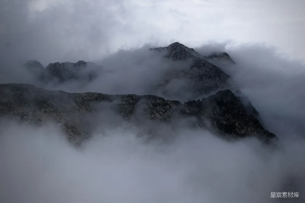 高清摄影 壁纸 自然 一座被云雾笼罩的山