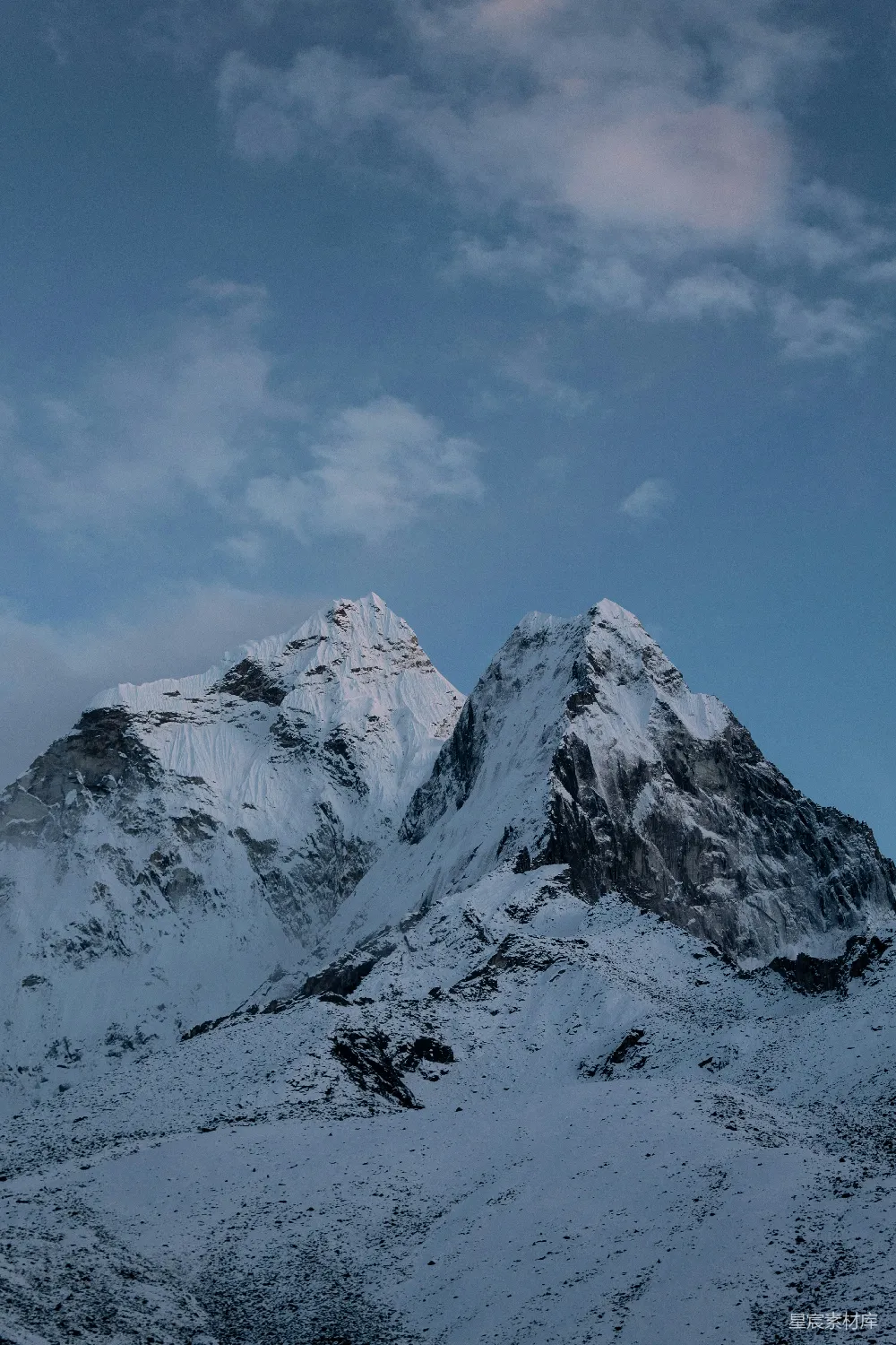 高清摄影  云层密布的雪山