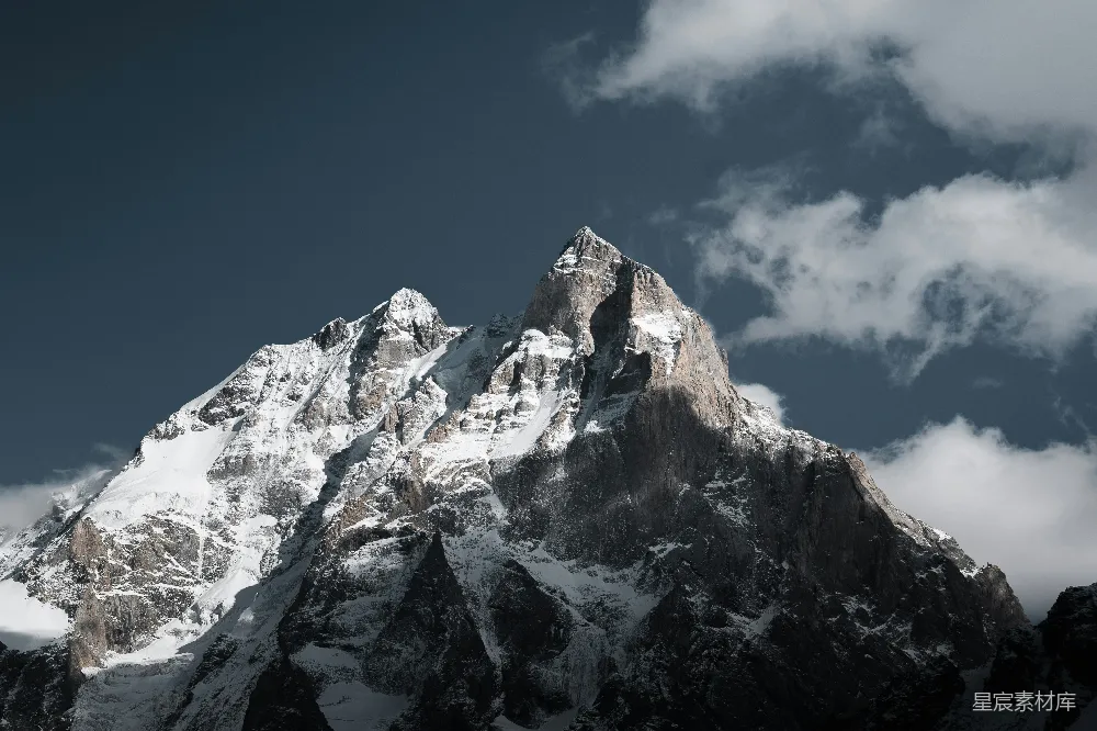 高清摄影 旅行 自然 壁纸 云层低垂之下，雪山挺立。
