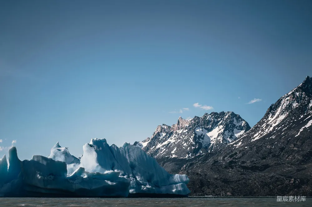 高清摄影  巍峨的雪山和冰川在广阔的蓝天之下。