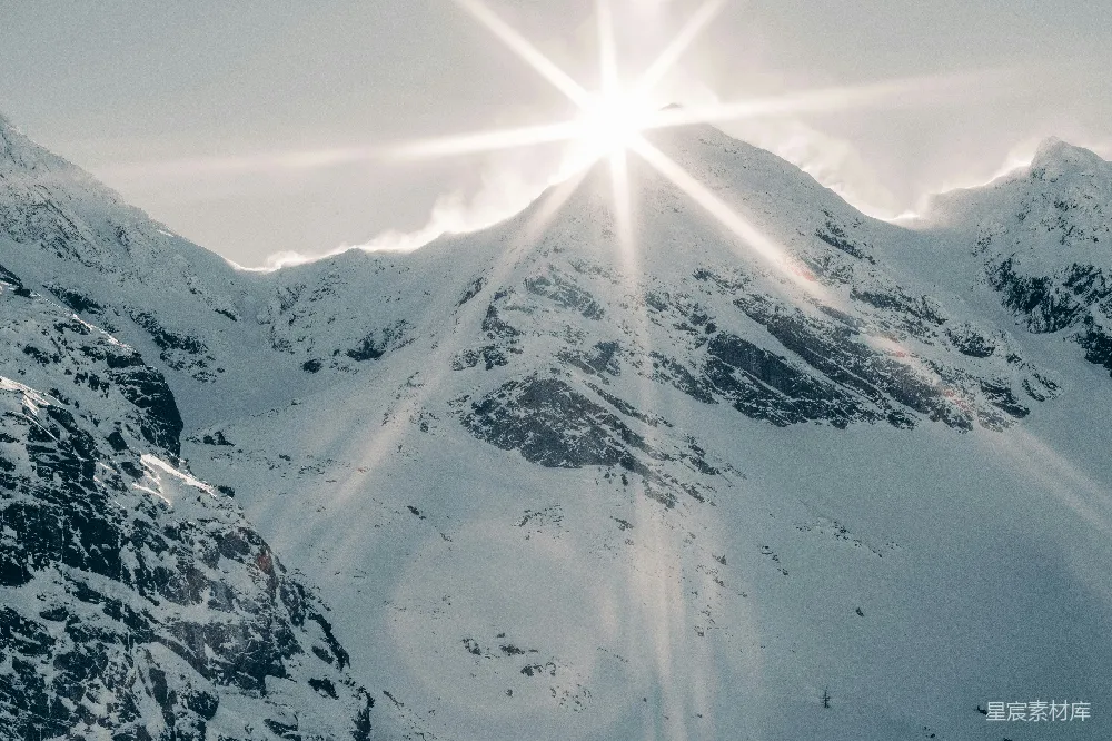 高清摄影  阳光明媚地照耀在雪山上。