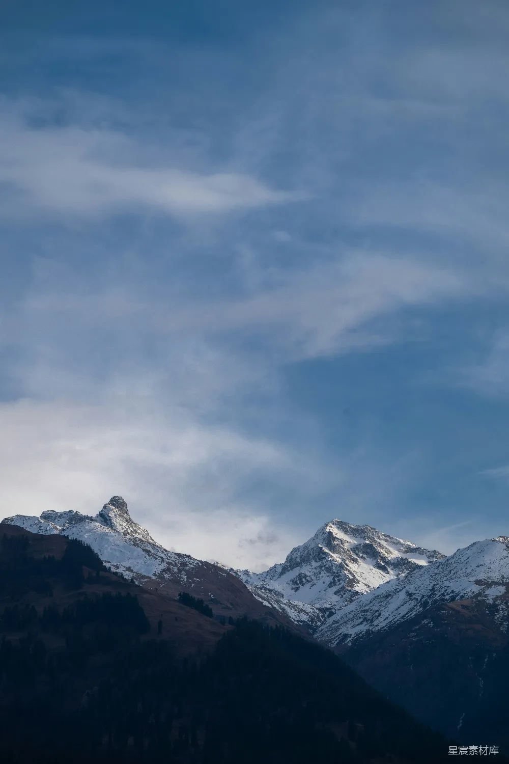 高清摄影  云雾缭绕的蓝天下的雪山