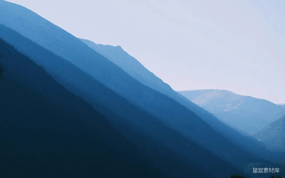 高清摄影  从远处看到的一座山脉的景色