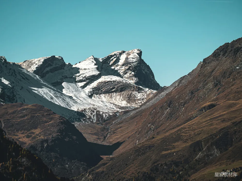 高清摄影  蓝天下的尖锐山峰。