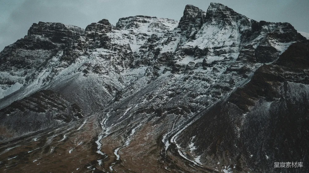 高清摄影  一座覆盖着雪的山峰，天空作为背景。