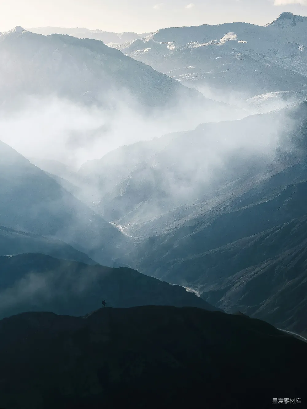 高清摄影  一片覆盖着云雾的山脉风景