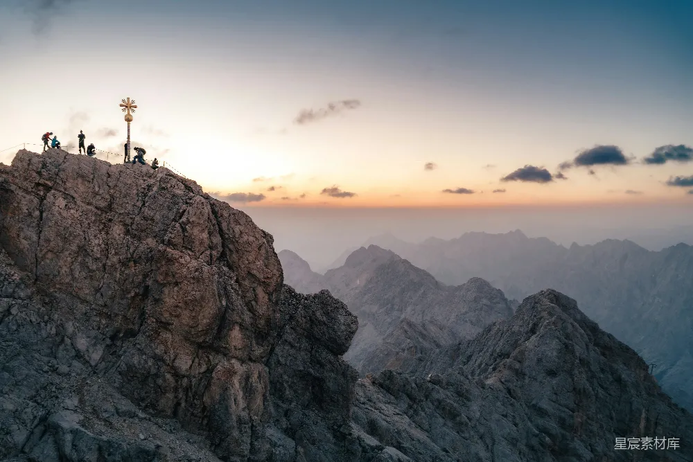 高清摄影 旅行 壁纸 黄昏时分，徒步者在岩石山顶上