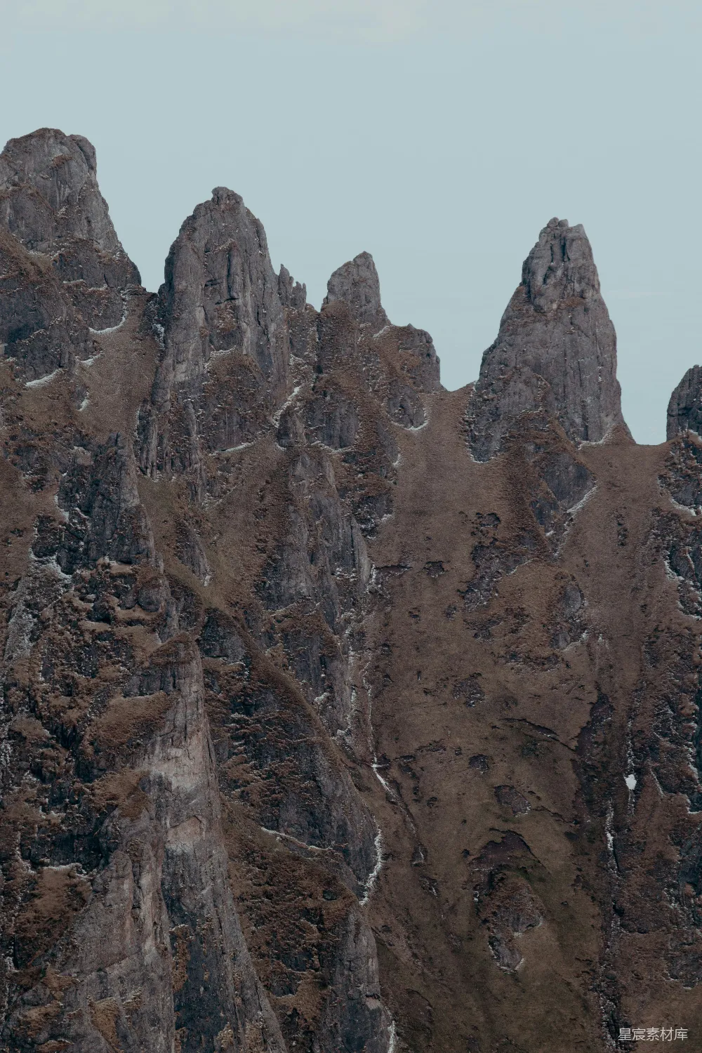 高清摄影  阴云密布下的尖峭山峰。