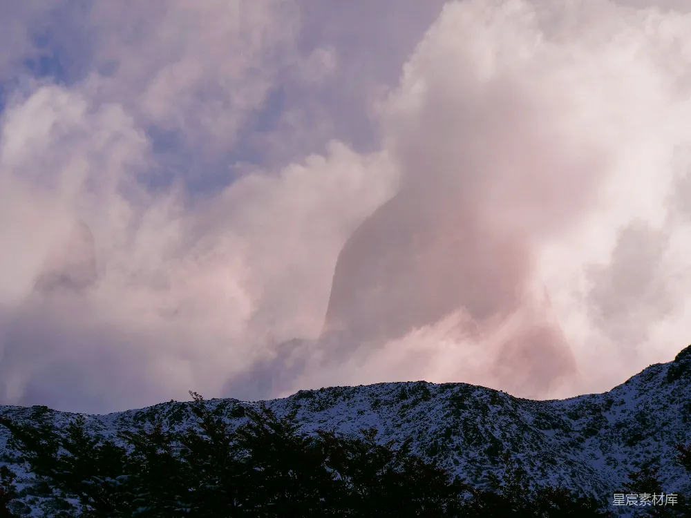 高清摄影  覆盖着积雪的山峰在阴云密布的天空下