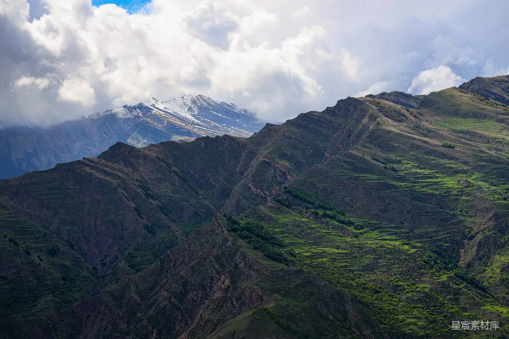 高清摄影  一座山脉的景色，天空中有云层。