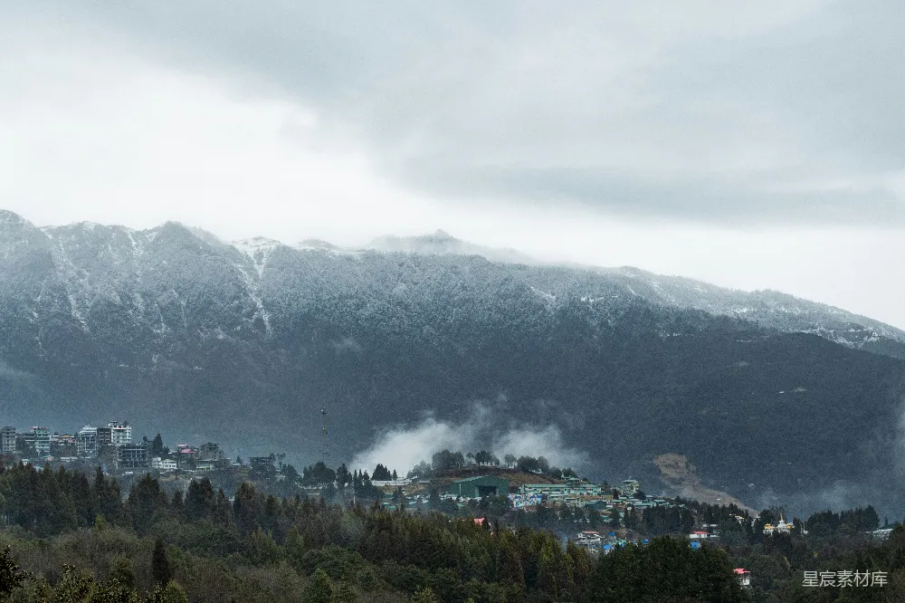 高清摄影  白雪覆盖的群山俯瞰着下面的小村庄
